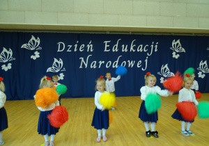 Dzieci tańczą z pomponami do piosenki
