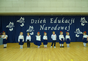 Dzieci śpiewają piosenkę "Dzień Edukacji Narodowej"