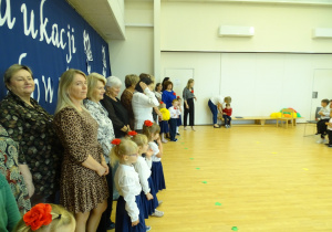 Dzieci wraz z pracownikami śpiewają piosenkę
