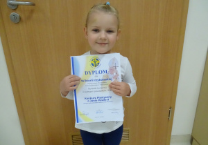 dziecko z dyplomem