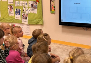 Dzieci patrzą na tablice