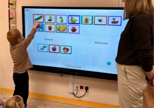 Chłopiec wykonuje zadanie