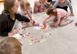 Dziewczynka wkłada owoce i warzywa do koszyka