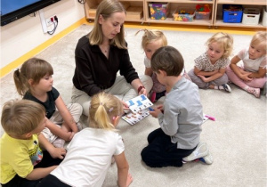 Chłopiec przypina klamerki