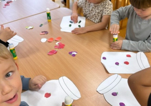 Dzieci wykonują prace plastyczną
