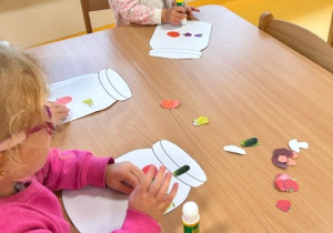 Dzieci wykonują prace plastyczną