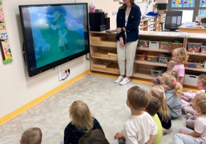 Dzieci słuchają piosenki