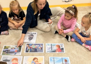 Dzieci słuchają opowiadania