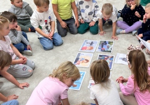 Dzieci słuchają opowiadania