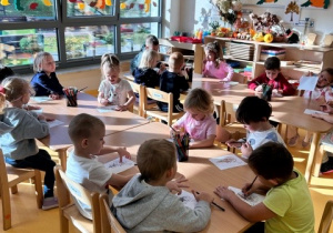 Dzieci kolorują Markotka