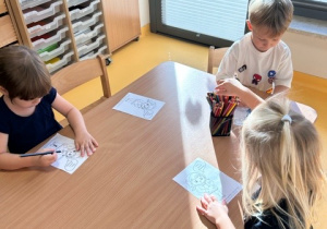 Dzieci kolorują Markotka