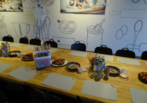 Przygotowany warsztat pracy i poczęstunek dla dzieci