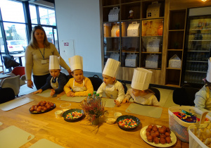 Dzieci siedzą przy swoich stanowiskach