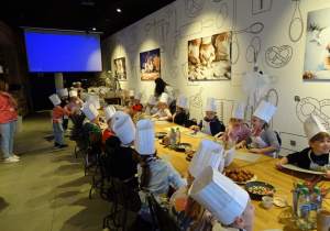 Dzieci zajmują miejsca przy stole