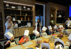 Panie prowadzące tłumacza dzieciom co będą robić podczas warsztatów