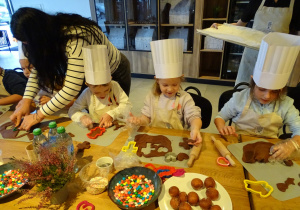 Dzieci wykrawają pierniczki foremkami