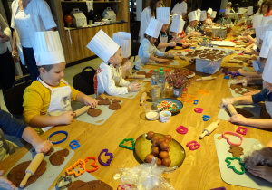 Dzieci wykrawają pierniczki foremkami