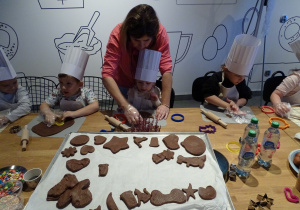 Dzieci podczas robienia pierniczków