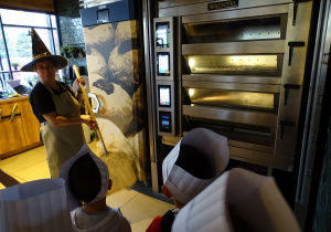 Pani pokazuje dzieciom piec