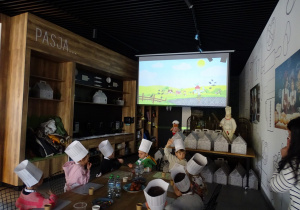 Dzieci oglądają bajkę o powstawaniu chleba