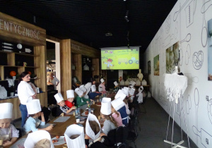 Dzieci oglądają bajkę i jedzą pączuszki