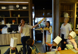 Pani prezentuje peczywo