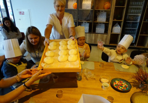 pani pokazuje bułeczki