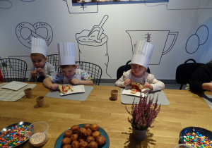 Dzieci jedzą pizzę