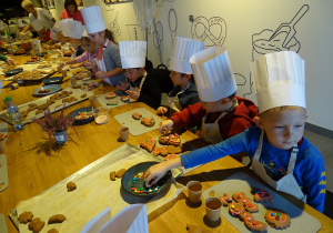 Dzieci dekorują pierniczki