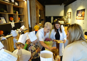 Dzieci wręczają paniom podziękowanie