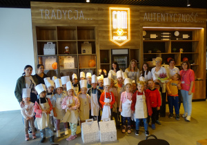 Zdjęcie grupowe dzieci i pań w piekarni