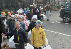 Dzieci wracają do przedszkola z pudełkami pyszności