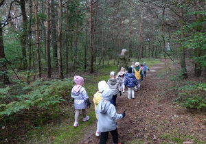 dzieci spacerują po lesie