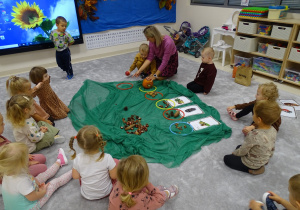 dzieci oglądają dary jesieni