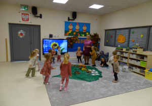 dzieci podczas zabawy