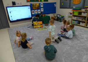 pani pokazuje dary jesieni