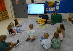 pani pokazuje dary jesieni