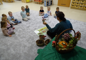 pani pokazuje dary jesieni