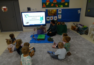 dzieci oglądają film