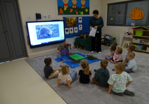 pani pokazuje kopertę