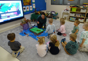 dzieci tworzą makietę