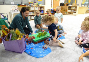 dzieci tworzą makietę