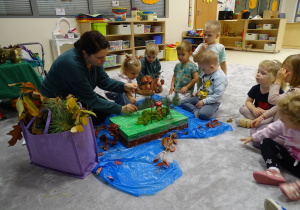 dzieci tworzą makietę