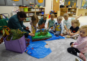 dzieci tworzą makietę