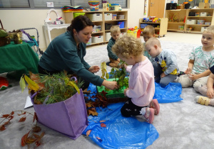 dzieci tworzą makietę