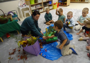 dzieci tworzą makietę