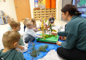 dzieci tworzą makietę
