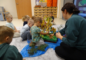 dzieci tworzą makietę