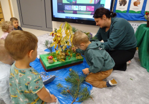 dzieci tworzą makietę