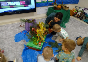 dzieci tworzą makietę